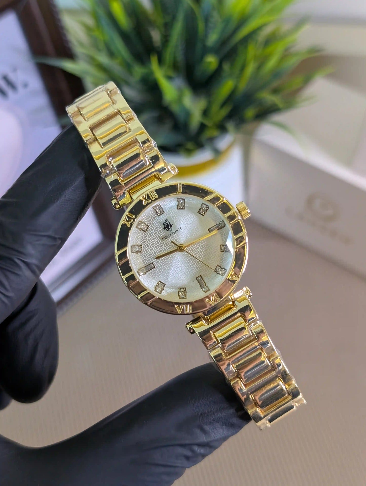 Polowhite Roman Design Gold